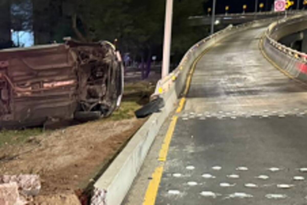 Abandona auto tras volcar frente a Ciencias Administrativas de UABC