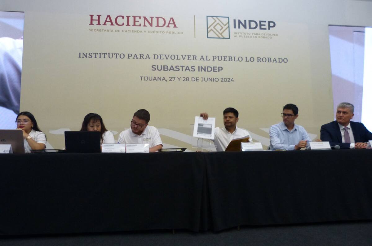 Imagen Ilustrativa de integrantes del INDEP (Instituto para Devolverle al Pueblo lo Robado).