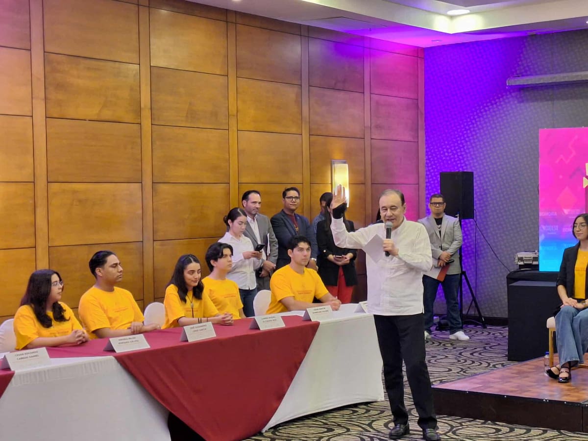 “Lo más importante para mi gobierno es la educación”, señaló Durazo al despedirlos. FOTO: Yesicka Ojeda