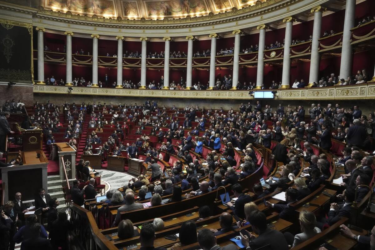 Diputados debaten en Asamblea Nacional la moción de censura contra el primer ministro y su gobierno por primera vez, desde 1962. | AP