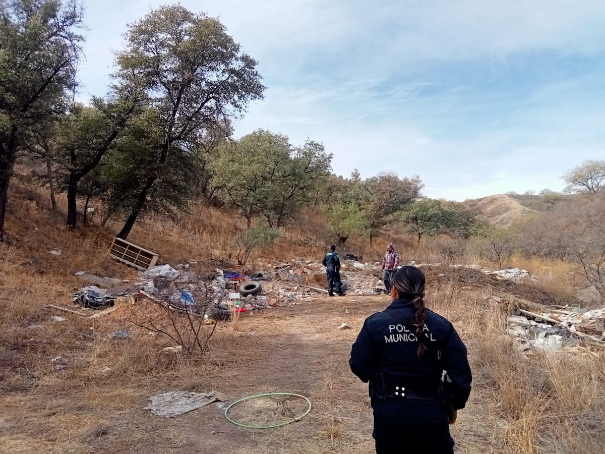 La Policía Ambiental de Nogales sorprende a un infractor tirando basura clandestinamente. FOTO MARCO MANRÍQUEZ