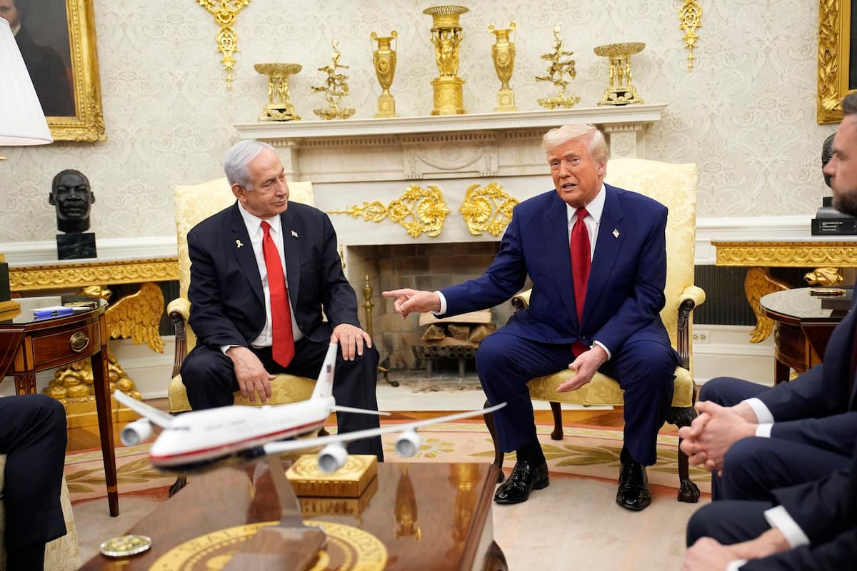 El presidente de Estados Unidos, Donald Trump (derecha), se reúne con el primer ministro israelí, Benjamin Netanyahu (izquierda), en la Oficina Oval de la Casa Blanca. EFE/EPA/YURI GRIPAS / POOL