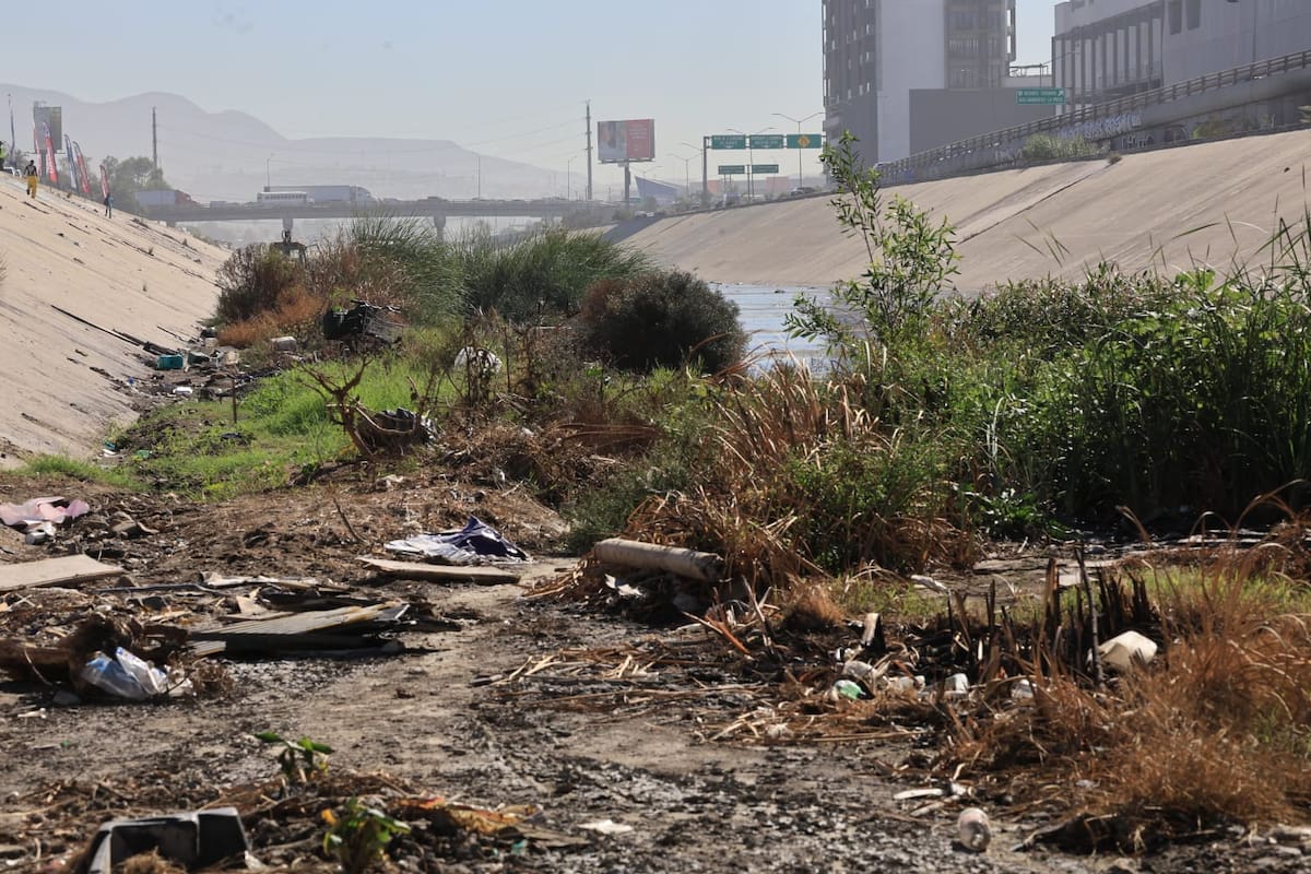 Activistas, empresarios y autoridades participaron en la limpieza de la Canalización del Río Tijuana. Foto. Sergio Ortiz