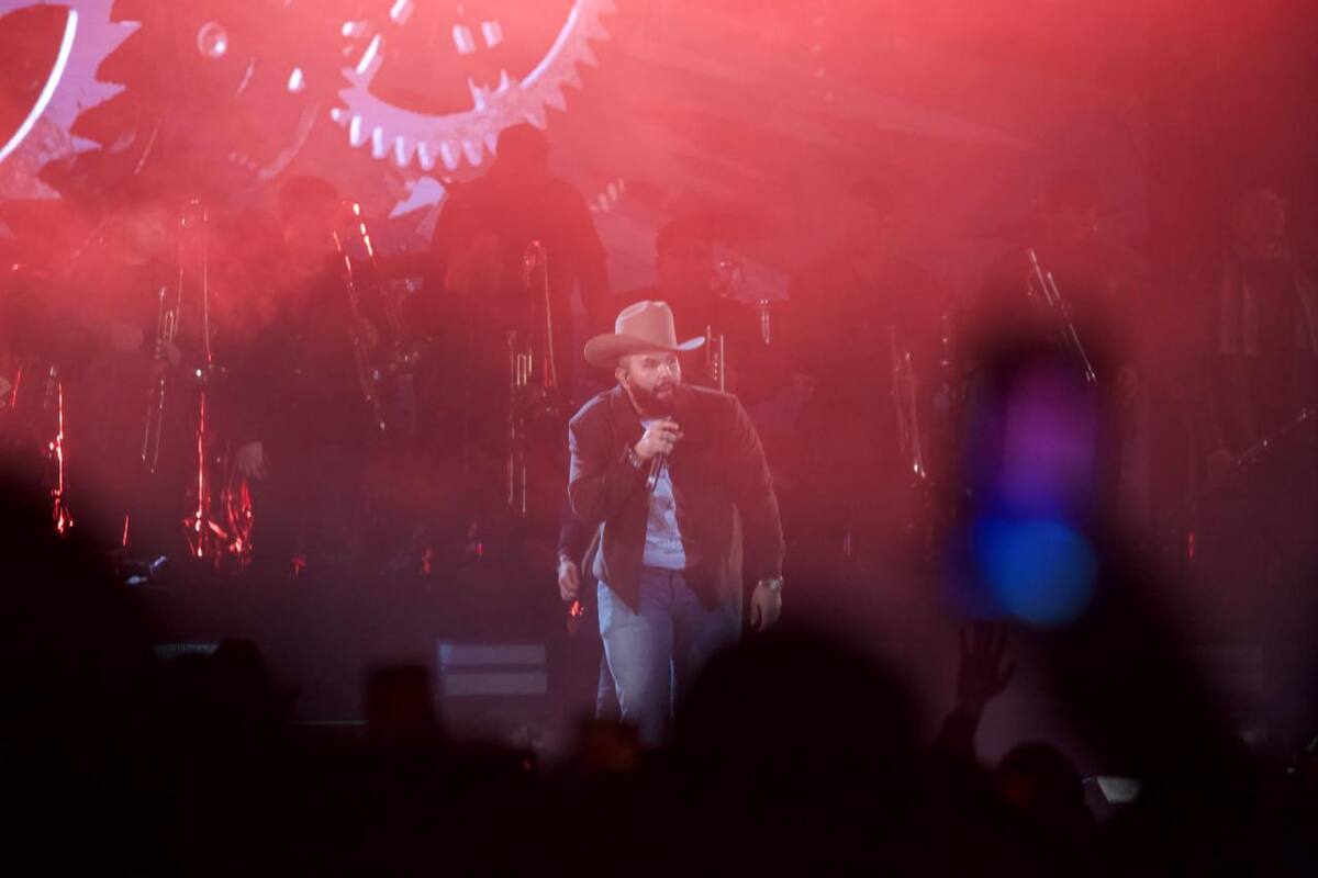 De rock, blues, country, en inglés, un repaso a temas de Joan Sebastian, Juan Gabriel y a quien dijo ser uno de los más grandes exponentes de latinoamérica, Luis Miguel, de todos cantó una rola.