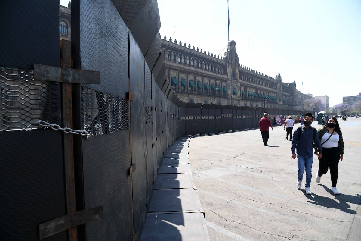 EUM20210305NAC16.JPG
CIUDAD DE MÉXICO. Security/Seguridad-Vallas metálicas.- 5 de marzo de 2021. Aspectos de Palacio Nacional rodeado por vallas metálicas colocadas para proteger el inmueble durante las marchas que se tienen previstas por el Día Internacional de la Mujer. Foto: Agencia EL UNIVERSAL/ Diego Prado/EELG