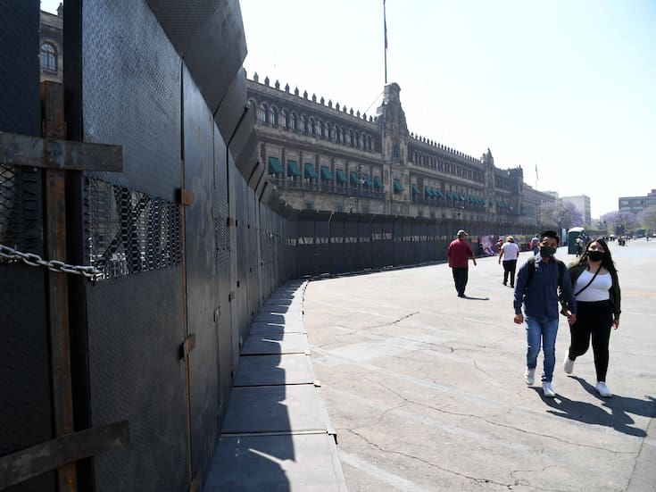 Sheinbaum instalará vallas en Palacio Nacional para el 8 de marzo con la intención de evitar confrontaciones entre policías y mujeres