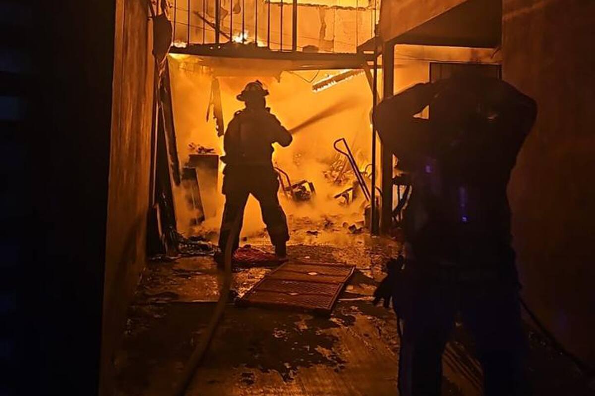 Sofocan Bomberos dos incendios de una casa y una bodega