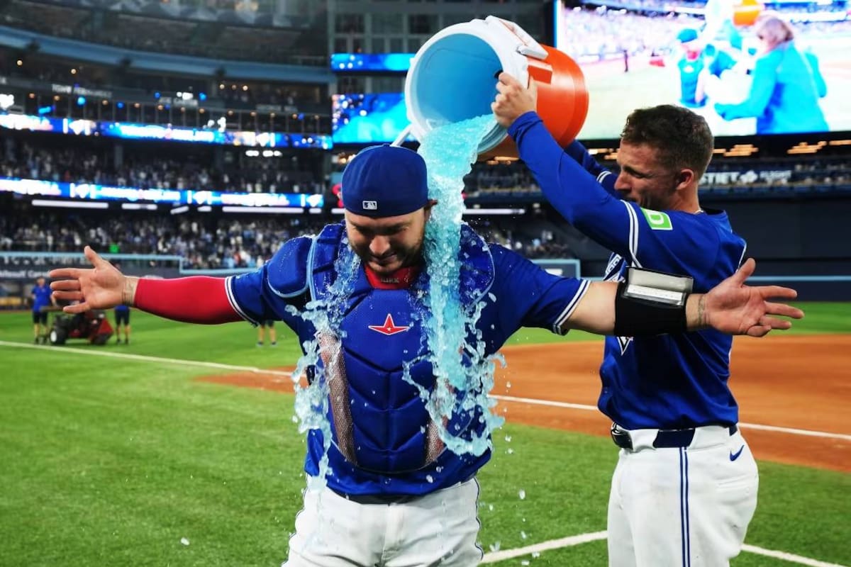 Alejandro Kirk es bañado con bebida hidratante como parte de la celebración por ser el mejor jugador del partido de los Azulejos de Toronto. (Foto: AP)