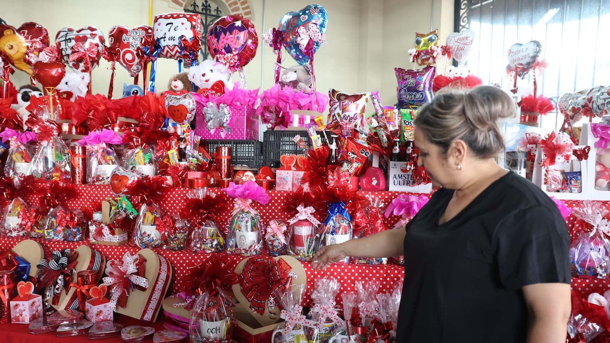 “¿Cuánto traes?”: Negocio con más de 20 años en el Mercado Municipal de Hermosillo ajusta precios por San Valentín para que todos puedan regalar este 14 de febrero