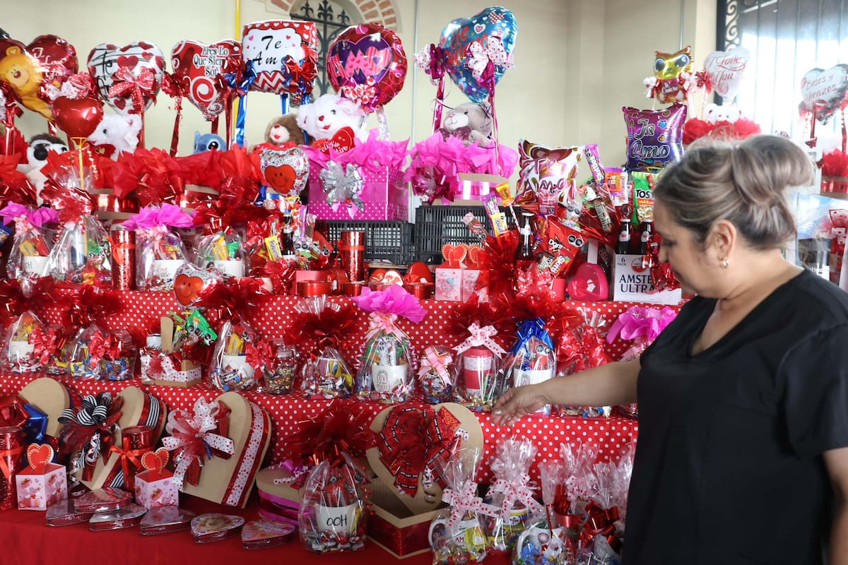 “¿Cuánto traes?”: Negocio con más de 20 años en el Mercado Municipal de Hermosillo ajusta precios por San Valentín para que todos puedan regalar este 14 de febrero