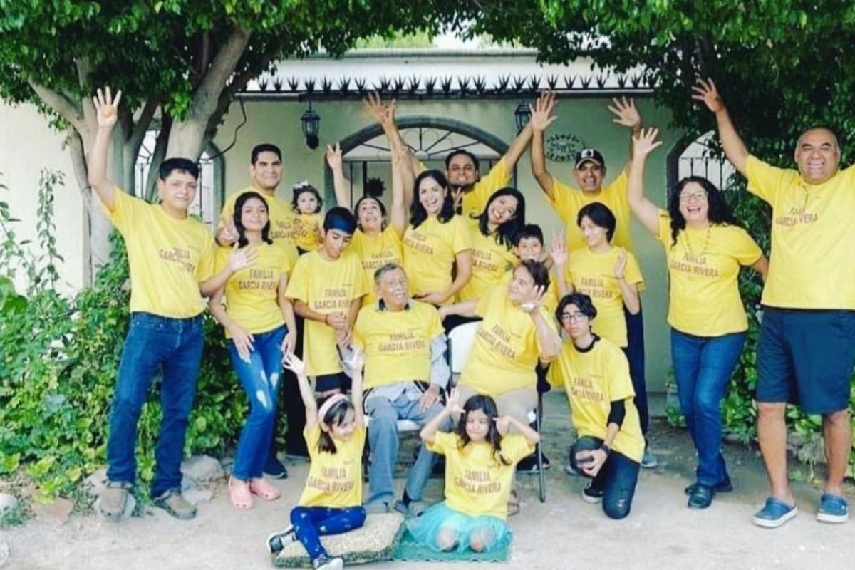 Emociona a los paisanos volver a casa con su familia