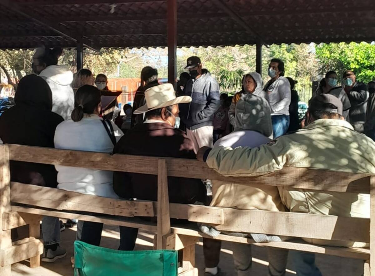 Pacientes hacen fila en Loma de Guamúchil para ser atendidos por doña Ofelia Pérez en Loma de Guamúchil. FOTO: MAYRA ECHEVERRÍA
