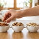 Especialistas de Harvard explican qué es más saludable entre almendras, nueces y pistaches, cómo cambian sus nutrientes y qué porción puede apoyar al corazón, el peso y una dieta diaria equilibrada