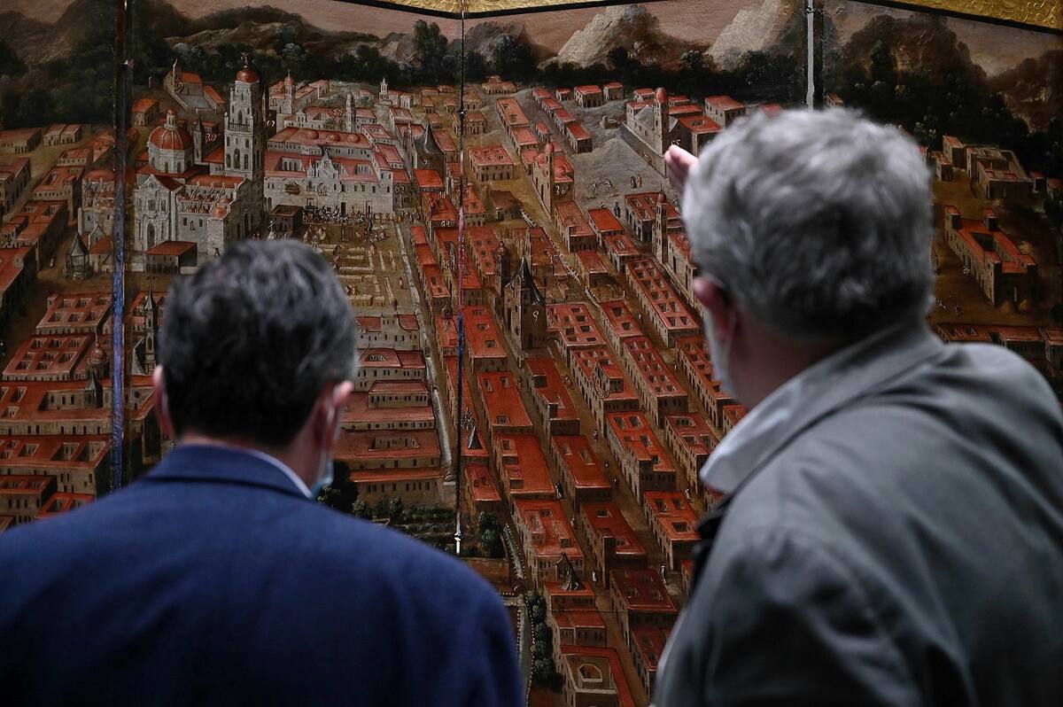 La obra "Biombo de la Conquista de México y La muy noble y leal ciudad de México". EFE/ Fernando Villar