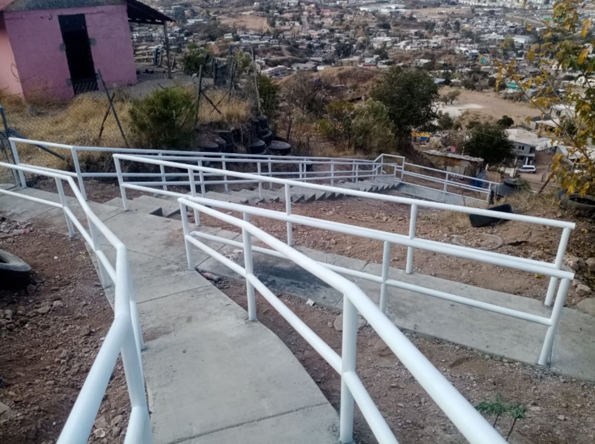 Varias de las escalinatas cuentan con áreas de descanso para que los residentes logren llegar a sus hogares.