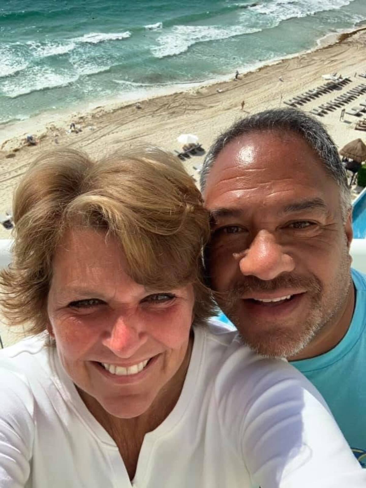 Los Akeo habrían sido arrestados en "represalia" por impugnar los cargos realizados a su tarjeta de crédito American Express por Palace Company, una marca de vacaciones de lujo con todo incluido con resorts en México y Jamaica, propiedad de Palace Resorts. | Crédito: FB/LindseyHull