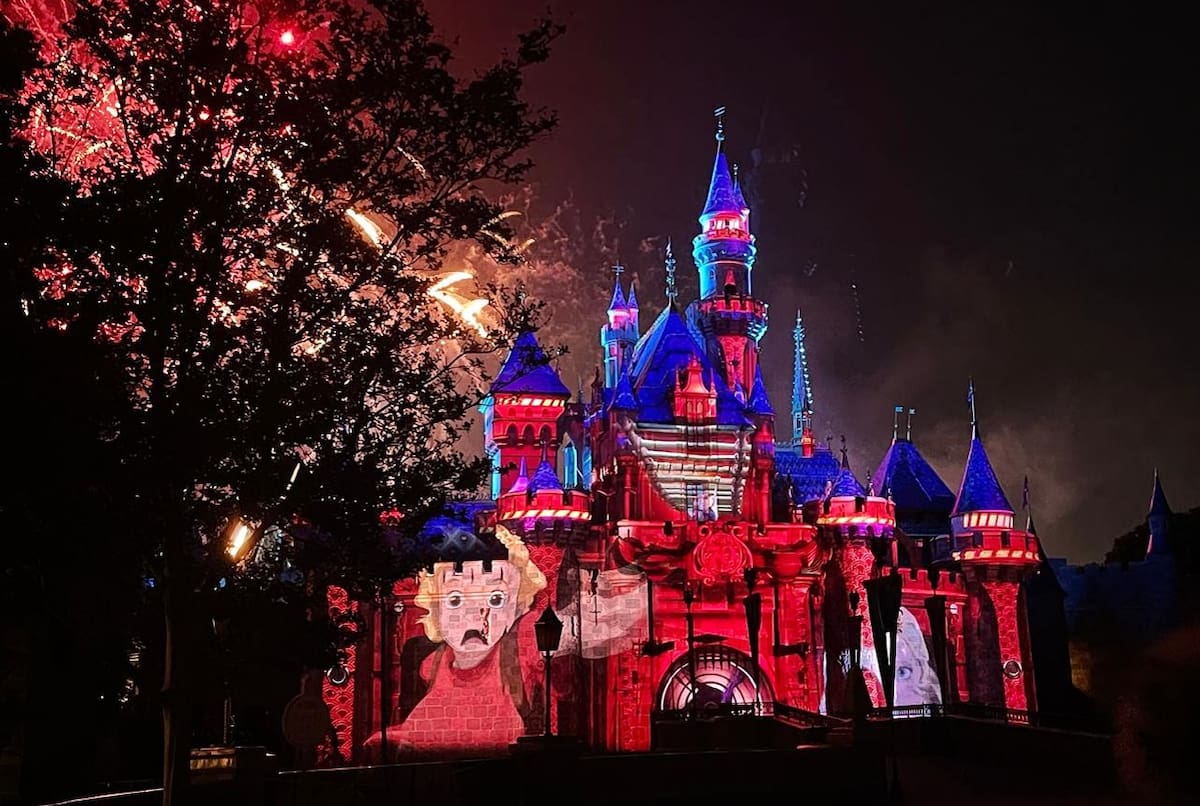 La gala nocturna se adapta a zonas como Main Street, U.S.A., Rivers of America y la fachada de “it’s a small world” también la puedan disfrutar.