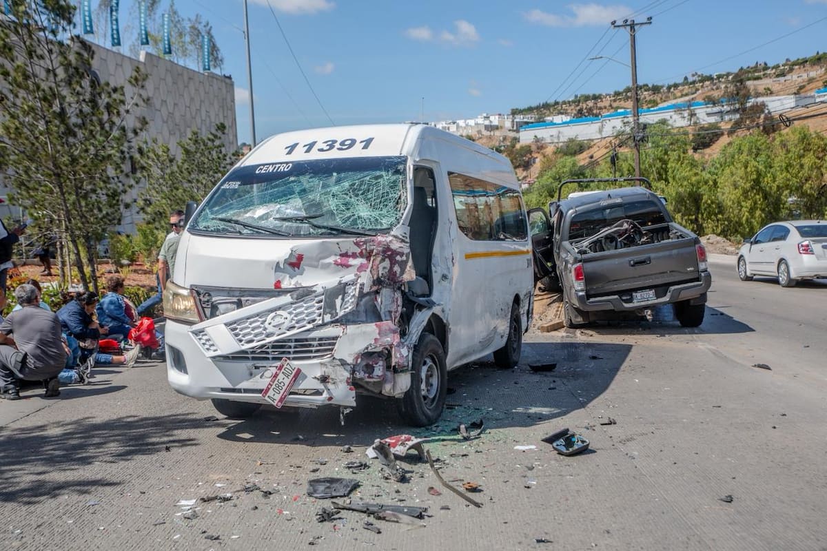 Nueve heridos tras accidente entre taxi y camioneta en el bulevar Cuauhtémoc Sur Poniente