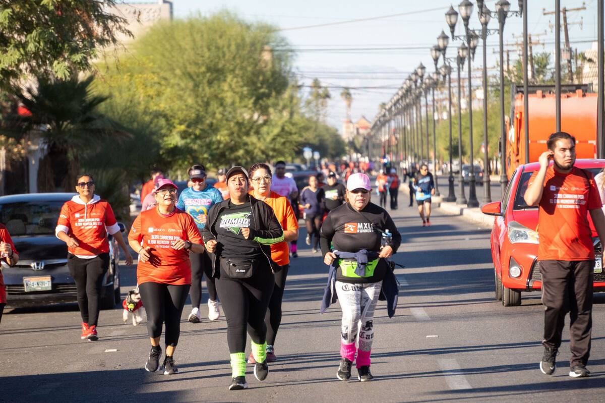 La “Carrera por la VHIDA” realizada en avenida Álvaro Obregón, contó con la participación de 200 asistentes.