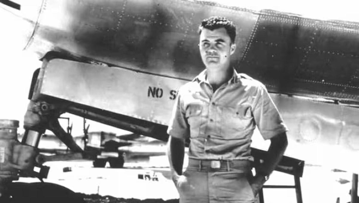 El 6 de agosto de 1945, Paul Tibbets pilotó el Enola Gay y lanzó la primera bomba atómica sobre Hiroshima, causando una destrucción sin precedentes.