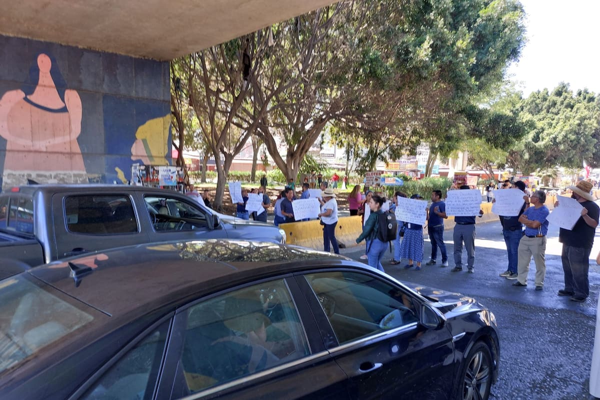 Genera malestar bloque parcial de maestros en garita de San Ysidro