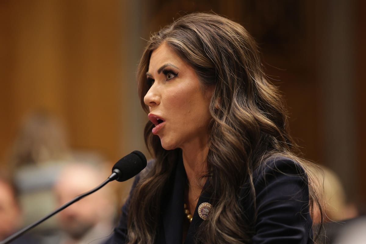 ARCHIVO. Kristi Noem, elegida por el presidente Donald Trump para dirigir el Departamento de Seguridad Nacional, testifica en su audiencia de confirmación en el edificio Dirksen de oficinas del Senado en Washington, DC, EE.UU., el 17 de enero de 2025. | Crédito: EFE/EPA/Allison Dinner