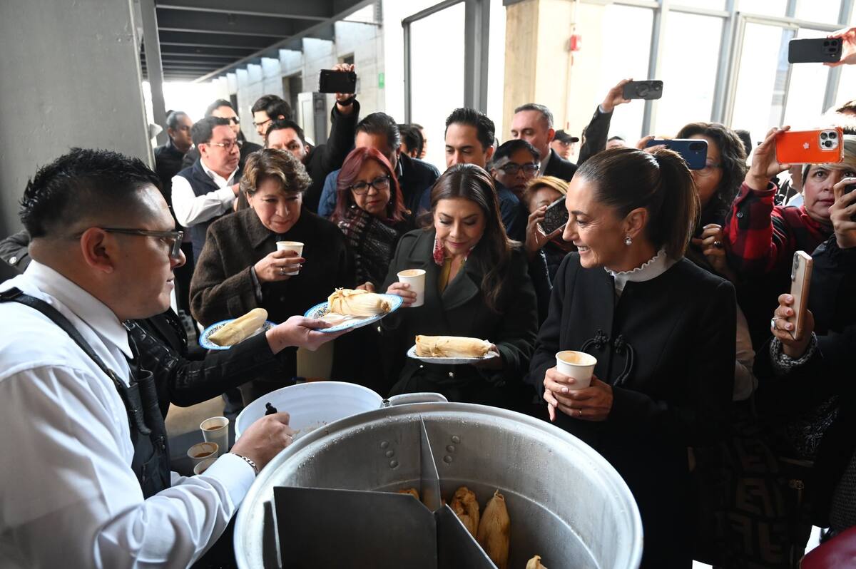 Después de concluir la conferencia matutina del 2 de febrero, Claudia Sheinbaum convivió en la Cineteca Nacional y compartió tamales y atole por el Día de la Candelaria. (Foto: @ClaraBrugadaM en X)