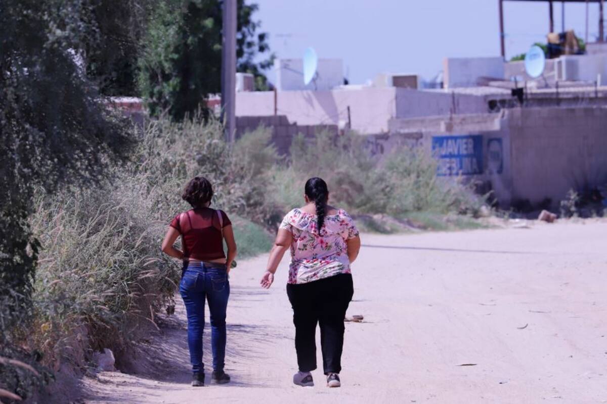 Hermosillenses caminan hasta media hora bajo el Sol para llegar a una parada del camión