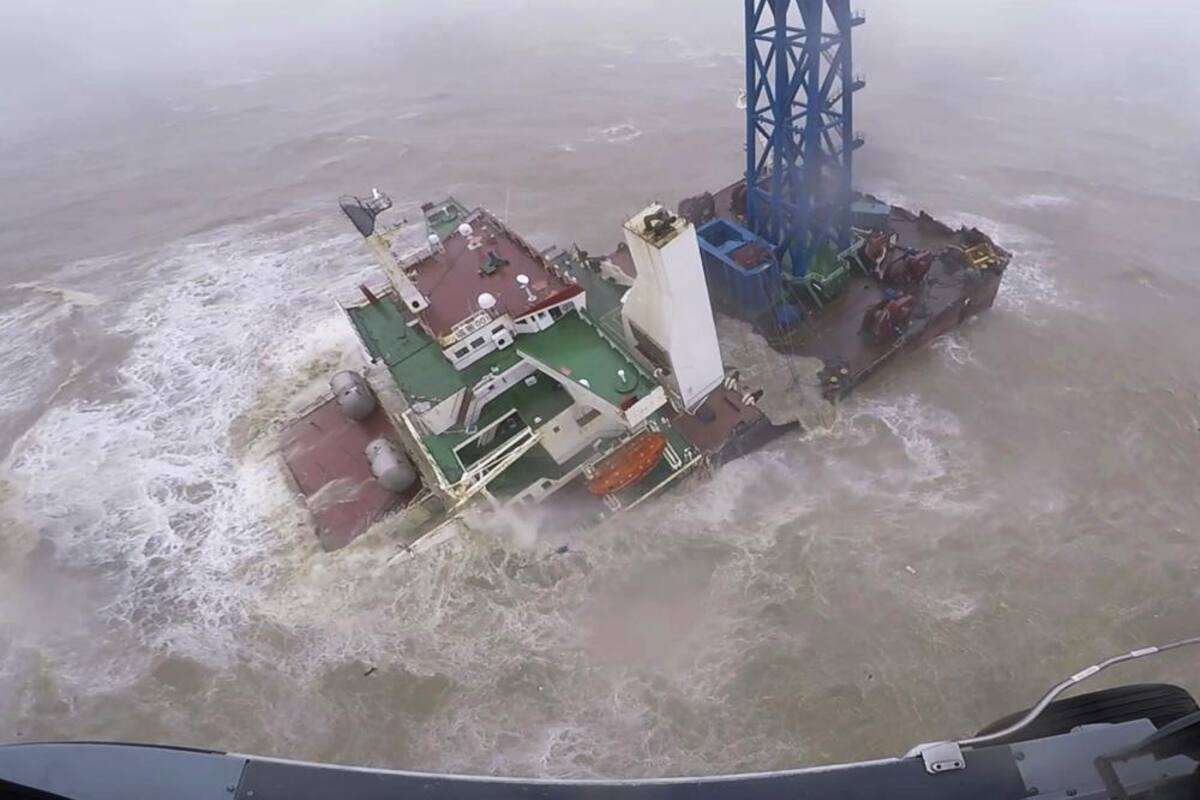 Hong Kong: Barco se hunde durante una tormenta; hay decenas de tripulantes en peligro