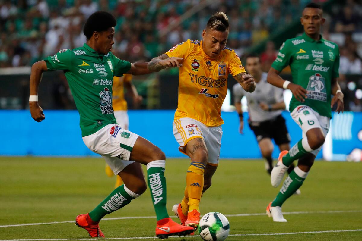 Tenemos la foto de cuando un Tigre tocó el trofeo antes del partido
