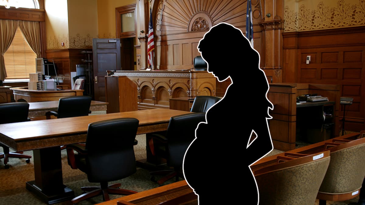 Una mujer arrestada en Nueva York por posesión de sustancias controladas, entró en trabajo de parto y dio a luz durante su audiencia en una corte de Brooklyn; la defensa pública denunció que la mantuvieron esposada durante el alumbramiento