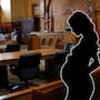 Una mujer arrestada en Nueva York por posesión de sustancias controladas, entró en trabajo de parto y dio a luz durante su audiencia en una corte de Brooklyn; la defensa pública denunció que la mantuvieron esposada durante el alumbramiento