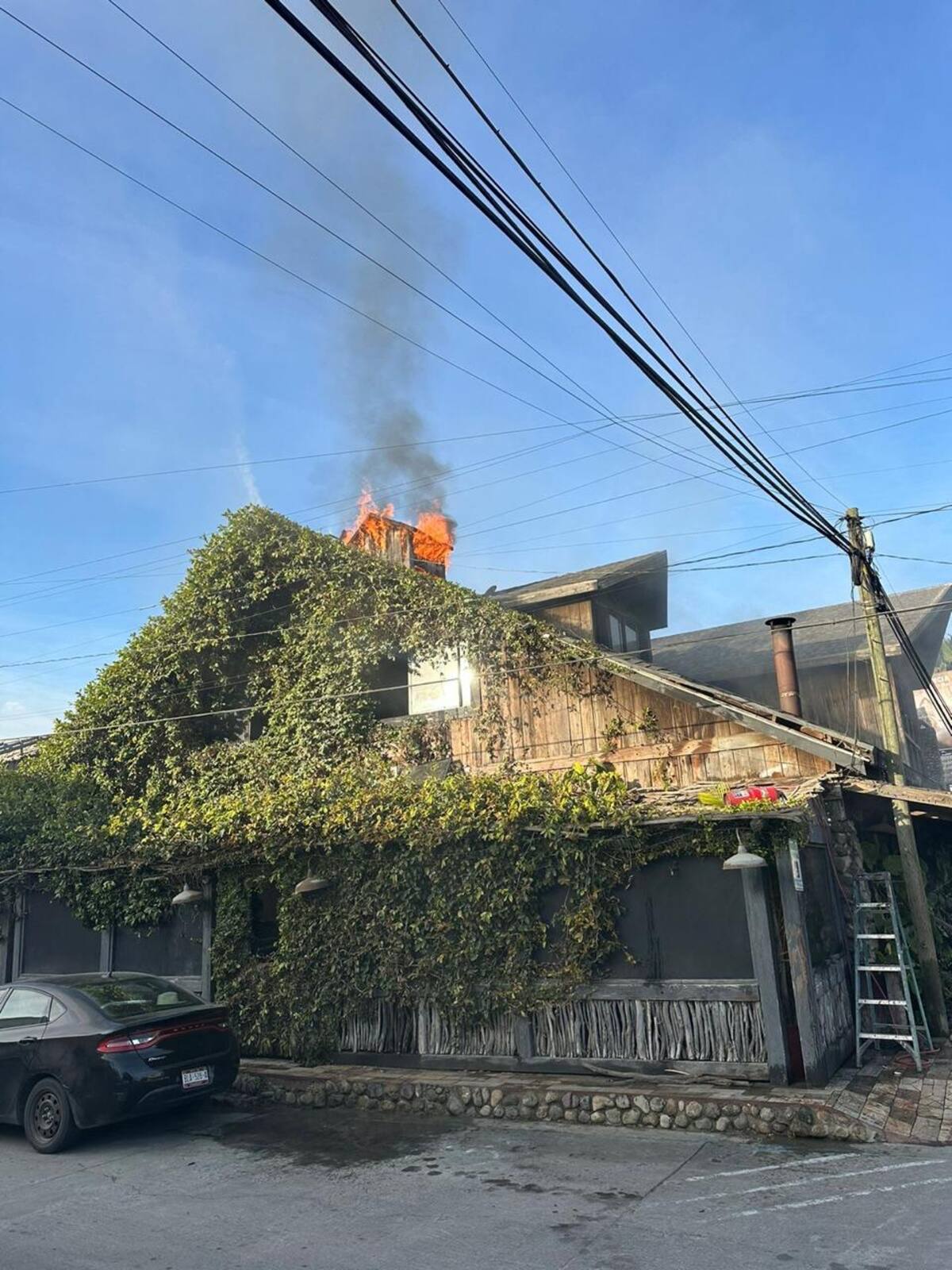 El incendio se registró en el área de la chimenea del restaurante.