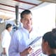 Froylán Gámez escucha a vecinos de El Chaparral