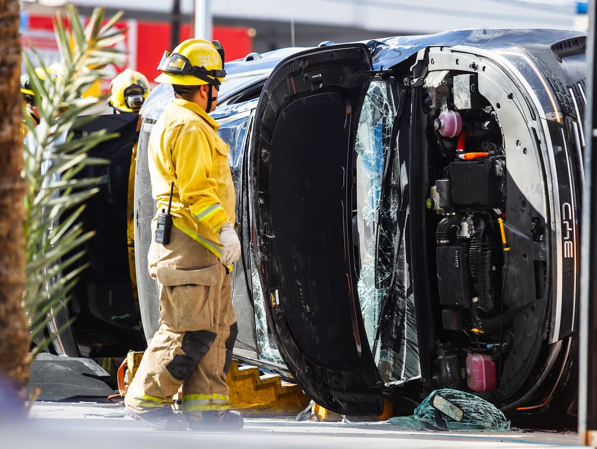 Bomberos atendieron el reporte de un accidente vial que terminó en volcadura. Tras el percance, el conductor quedó atrapado en el vehículo; los elementos realizaron maniobras de rescate para liberarlo y asegurar su inmediato traslado a una unidad medica cercana. (Foto: Juan J. Morales)