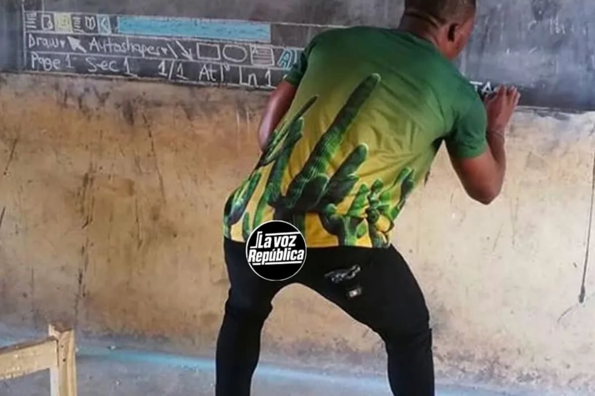 IMPACTANTE: maestro en Ghana les enseña a utilizar Word a sus alumnos desde la pizarra con gis