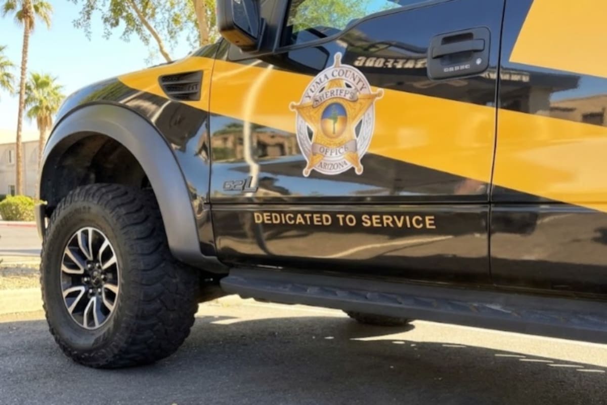 Choque de tres vehículos en Yuma deja cuatro heridos; una camioneta atropella a un agente