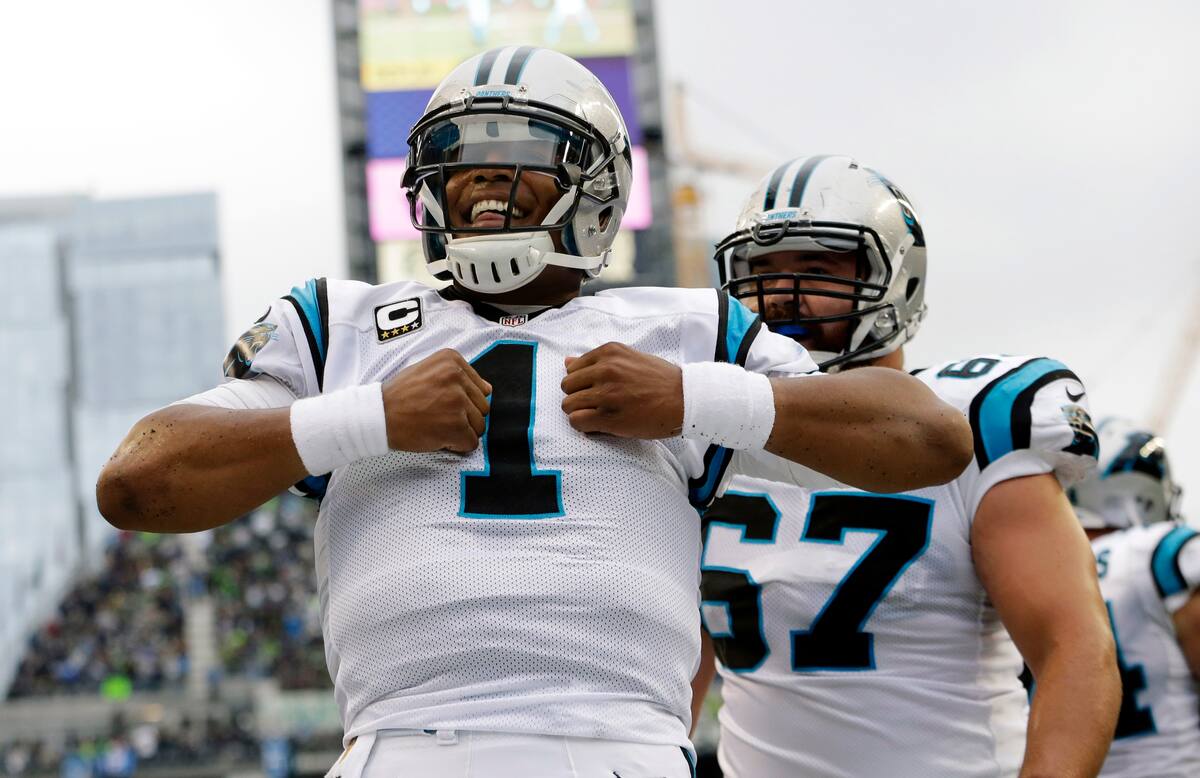 Cam Newton celebra al estilo Superman. (Foto: AP)