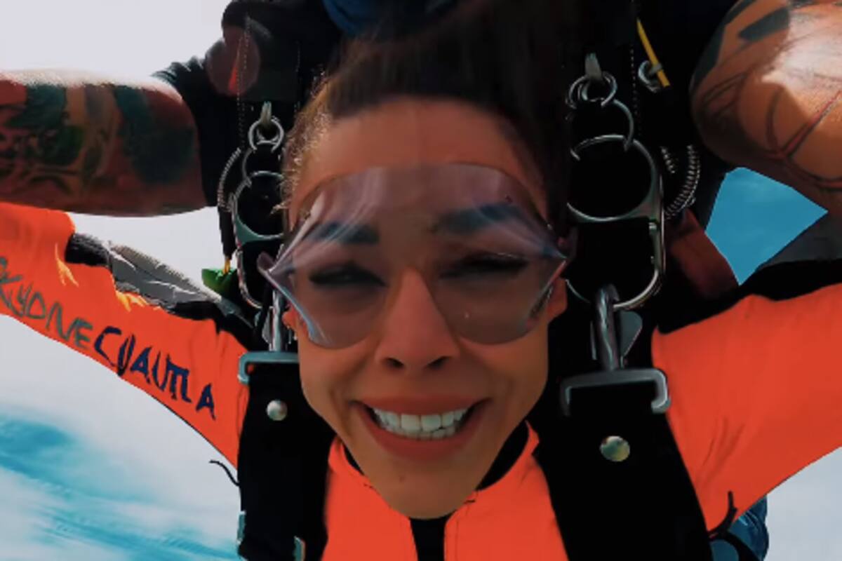 Danna Paola se avienta del paracaídas junto a Juanpa Zurita