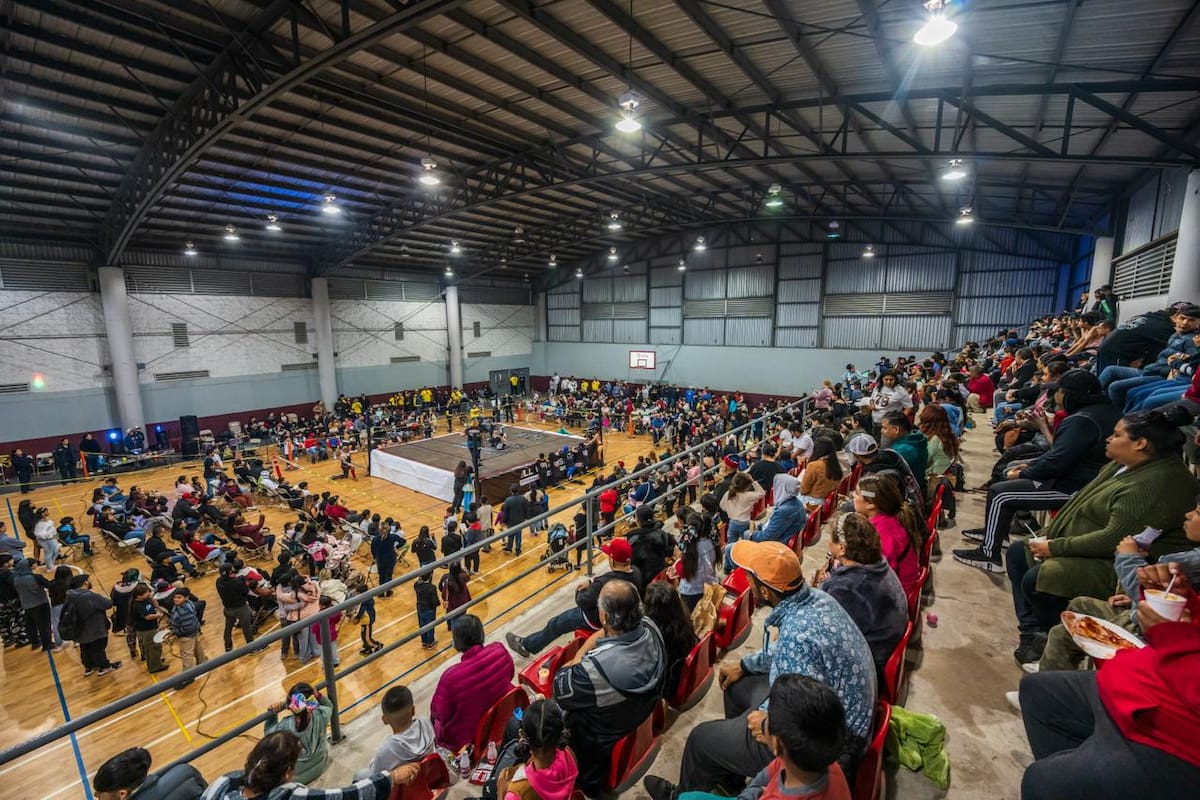 Organizan posada navideña en la Zona Norte con lucha libre, regalos y convivencia familiar