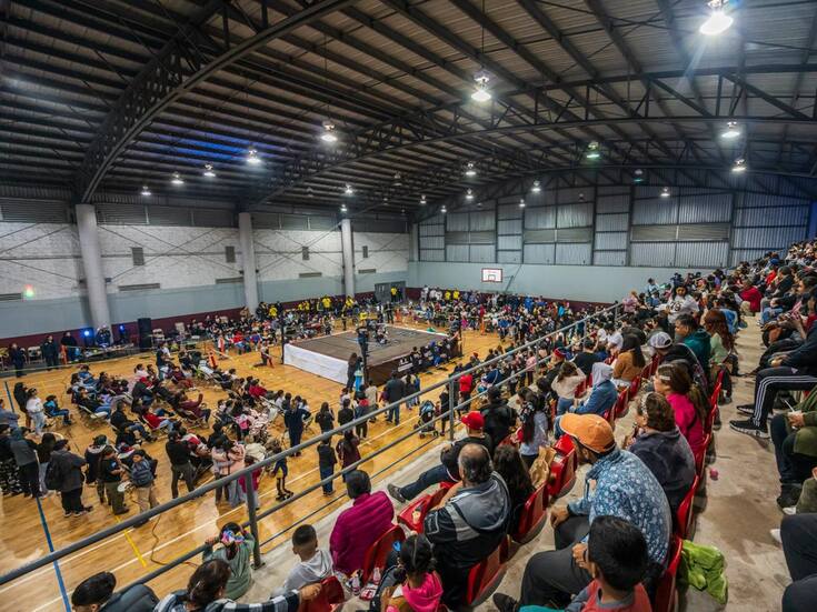 Organizan posada navideña en la Zona Norte con lucha libre, regalos y convivencia familiar