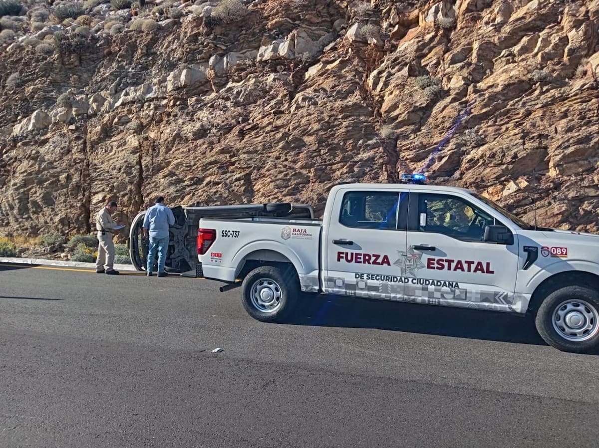 El vehículo quedó volcado a la altura del kilómetro 53 de la carretera Mexicali–Tijuana; el conductor fue valorado y resultó ileso. Foto: Cortesía