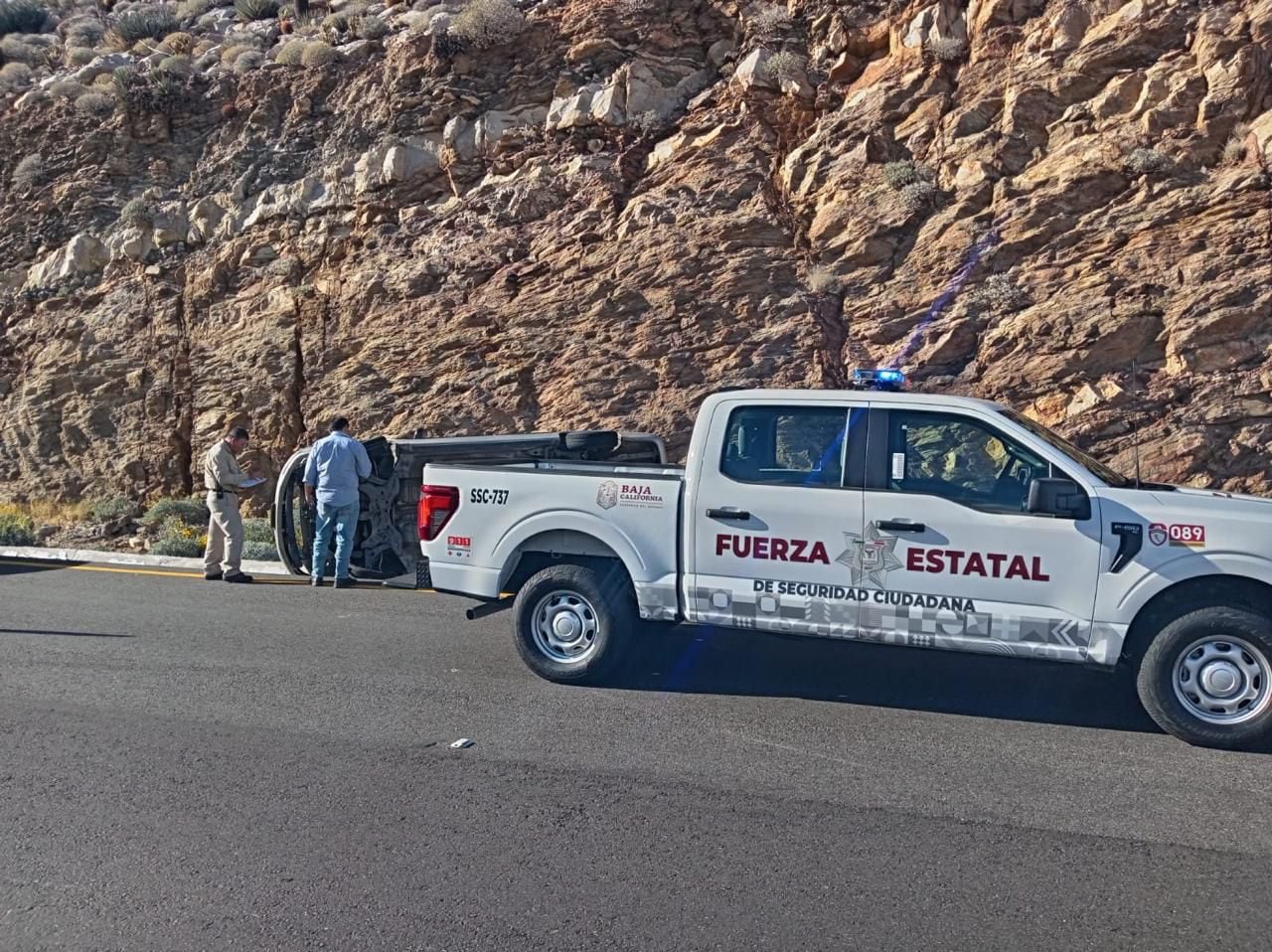 El vehículo quedó volcado a la altura del kilómetro 53 de la carretera Mexicali–Tijuana; el conductor fue valorado y resultó ileso. Foto: Cortesía