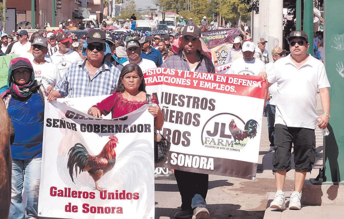 Marcha realizada por los galleros el pasado lunes en Hermosillo. FOTO: BANCO DIGITAL
