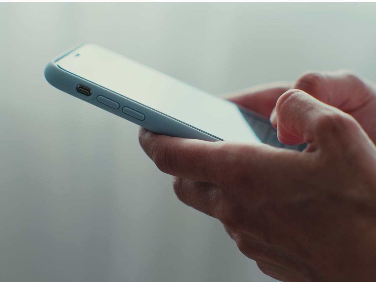 La sextorsión es una estafa digital donde delincuentes obtienen imágenes íntimas de menores para extorsionarlos: se hacen pasar por una “chica” de la misma edad para crear confianza y solicitar fotos íntimas.