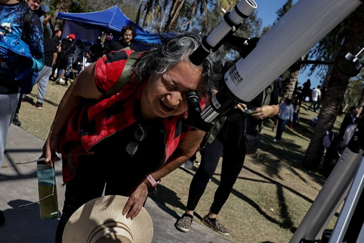 Más de mil personas vieron el eclipse desde el Bosque de la Ciudad