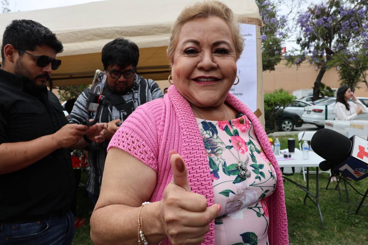 Maricarmen Flores candidato del PAN a la Alcaldía de Tijuana vota en Altabrisa