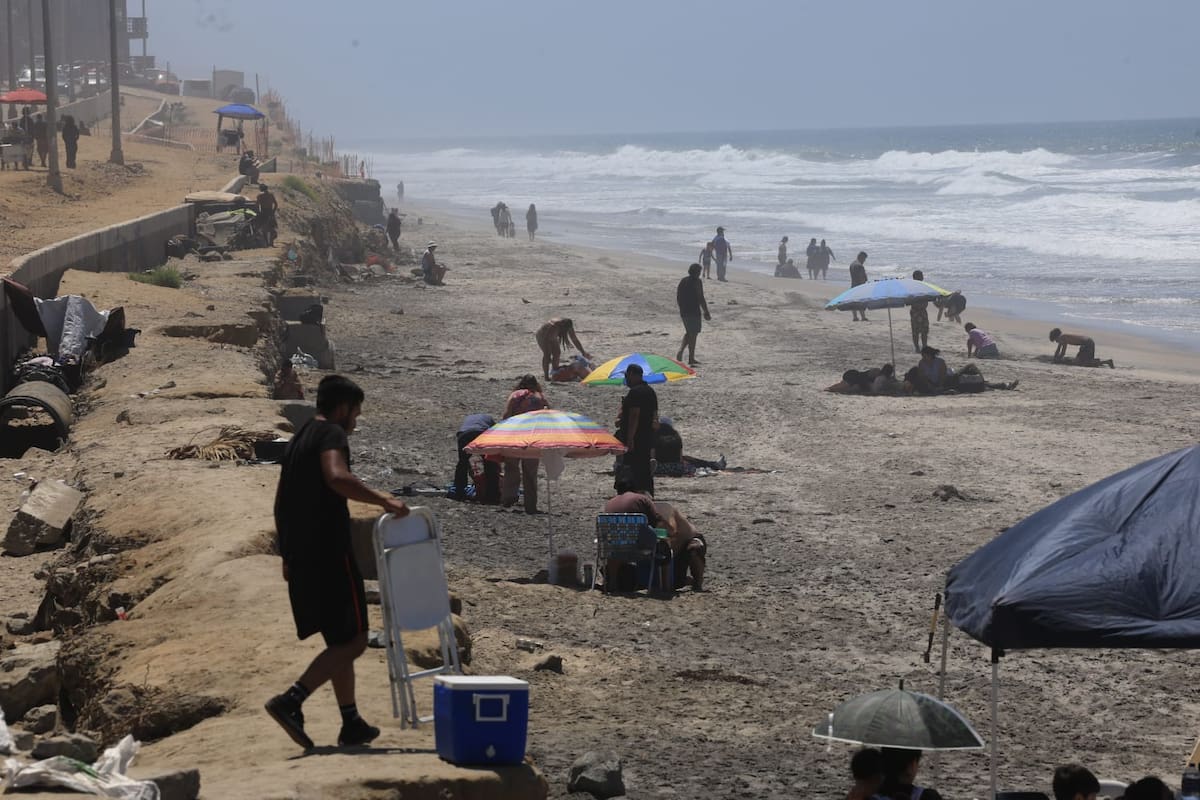 Familias tijuanenses acudieron al Malecón de Playas de Tijuana durante el último domingo de vacaciones. Foto: Sergio Ortiz