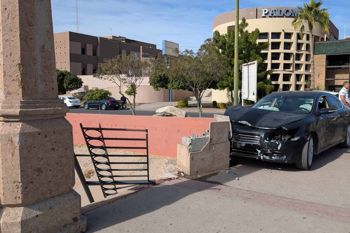Conductor pierde el control de su auto al chocar con otro y se impacta en muro