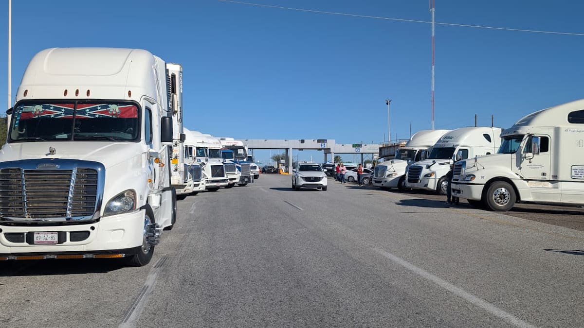 Transportistas de Sonora bloquean la caseta 152 de Hermosillo contra el recorte de estímulos fiscales y las extorsiones